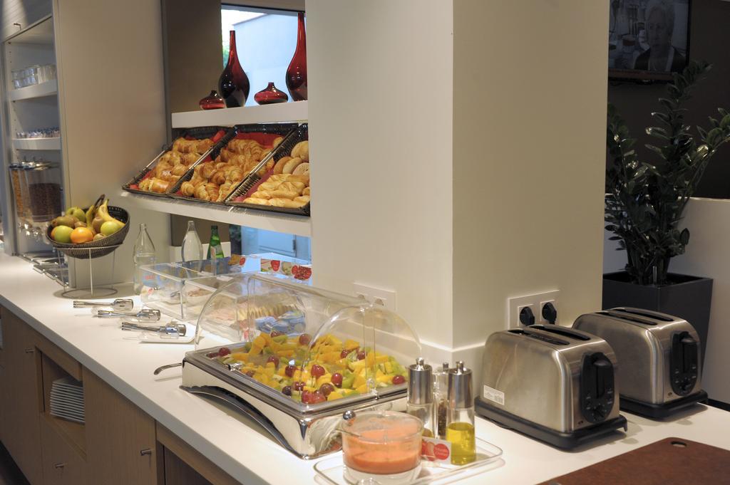 Ibis Cornella 2*
